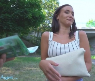 Újabb csajt sikerült pénzzel rávenni a szexre