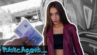 Ifjú barna pénzért engedi