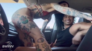 Kocsiban kúrja a formás, tetkós csajt