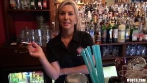 Szexet is vállal a pultos punci